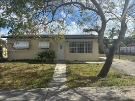 7820 NW 175th St in Hialeah, FL - Building Photo