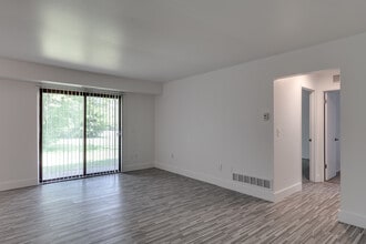 West Oaks in Southfield, MI - Foto de edificio - Interior Photo