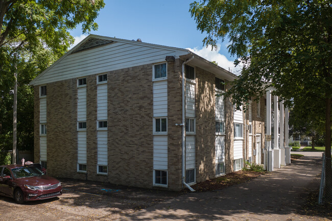 Butler Apartments in Lansing, MI - Foto de edificio - Building Photo