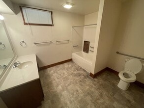 214 Wood St, Unit 1 in Belmont, WI - Foto de edificio - Building Photo