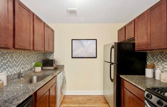 555 W Arlington Pl, Unit 506 in Chicago, IL - Building Photo - Building Photo