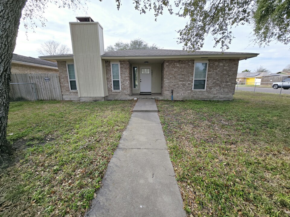 5801 Crest Willow Dr in Corpus Christi, TX - Building Photo