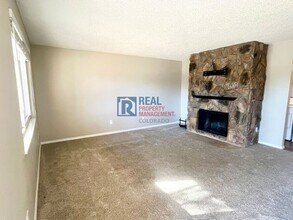 392 W Rockrimmon Blvd in Colorado Springs, CO - Foto de edificio - Building Photo