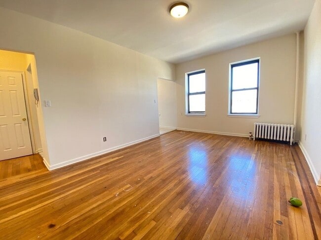 2235 Cruger Ave, Unit Apt 2D in Bronx, NY - Building Photo - Building Photo