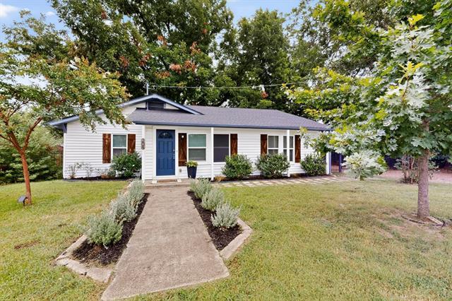 205 College St in Joshua, TX - Building Photo