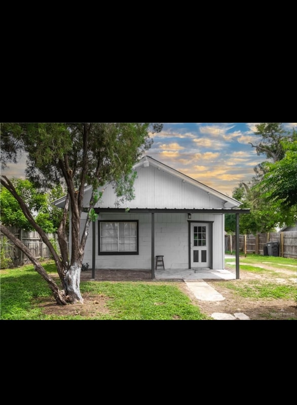 property at 606 E Kelly Ave