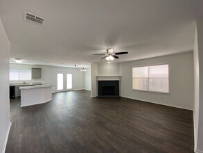 6229 Hereford Dr in Fort Worth, TX - Foto de edificio - Building Photo