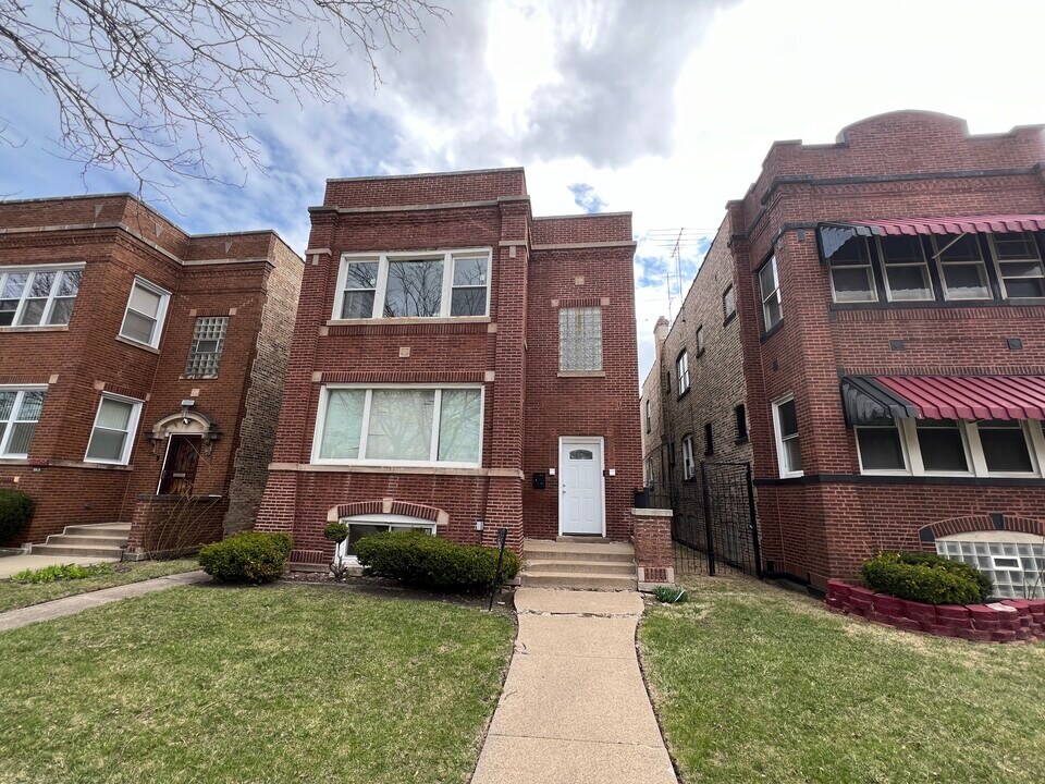 1305 N Austin Blvd in Chicago, IL - Foto de edificio