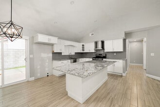 4713 Tobin Rd in Bakersfield, CA - Foto de edificio - Building Photo