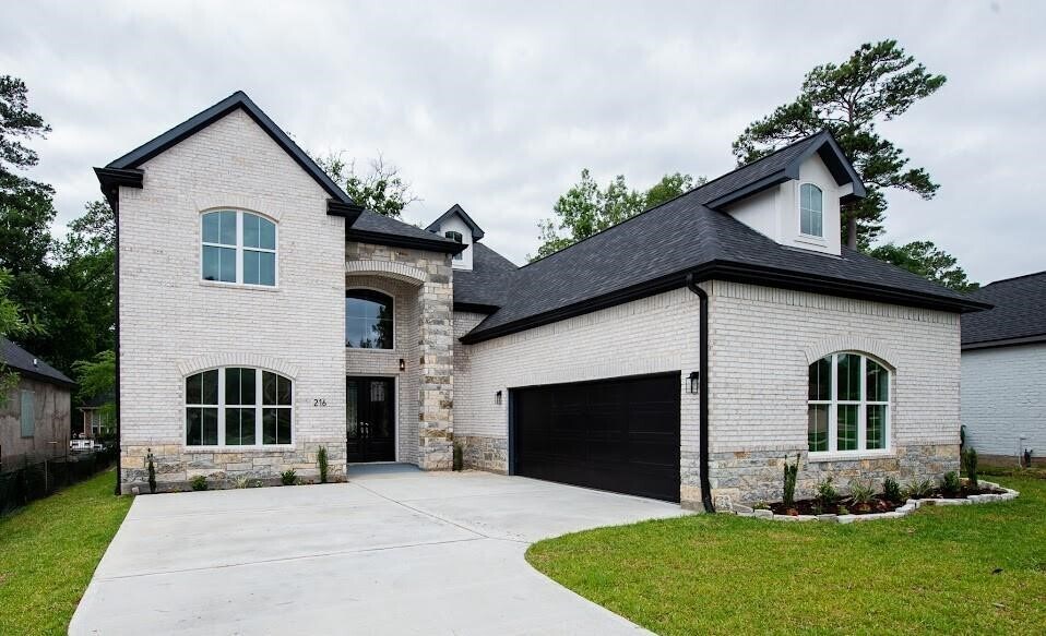 216 Monterrey Rd W in Montgomery, TX - Building Photo