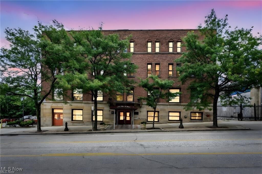 1133 W 9th St in Cleveland, OH - Building Photo