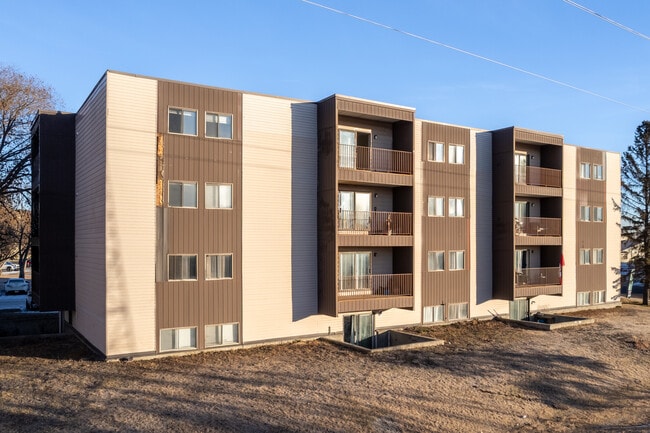 Hampton Court in Edmonton, AB - Building Photo - Building Photo