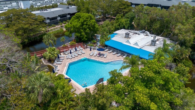 600 Neapolitan Way in Naples, FL - Building Photo - Building Photo