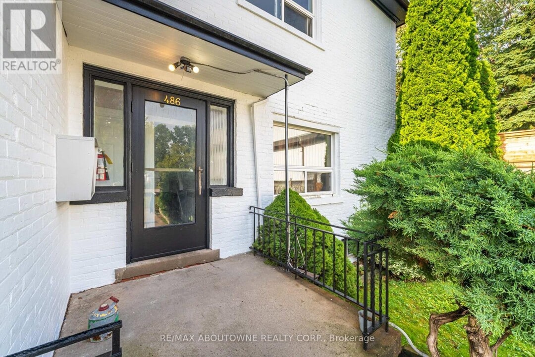 486 Holtby Ave in Burlington, ON - Building Photo