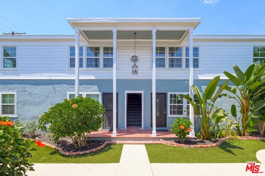 11683 Chandler Blvd in Los Angeles, CA - Building Photo