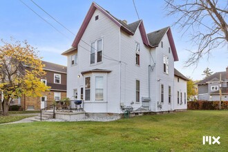 1566 Wealthy St SE in Grand Rapids, MI - Building Photo - Building Photo