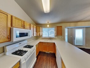 2049 S Fremont Crest Ave W in Syracuse, UT - Building Photo - Building Photo