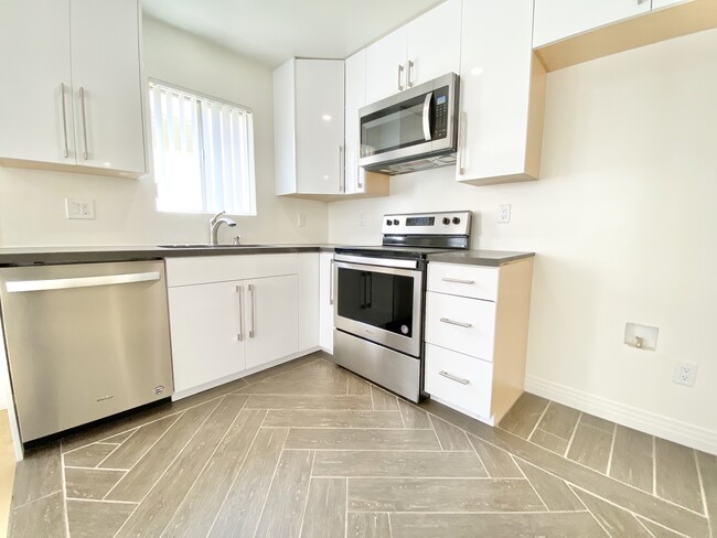 La Jolla Courtyard Apartments in Los Angeles, CA - Building Photo - Building Photo