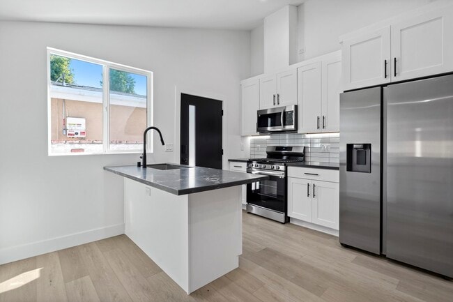 7906 Oakdale Ave, Unit ADU in Winnetka, CA - Foto de edificio - Building Photo