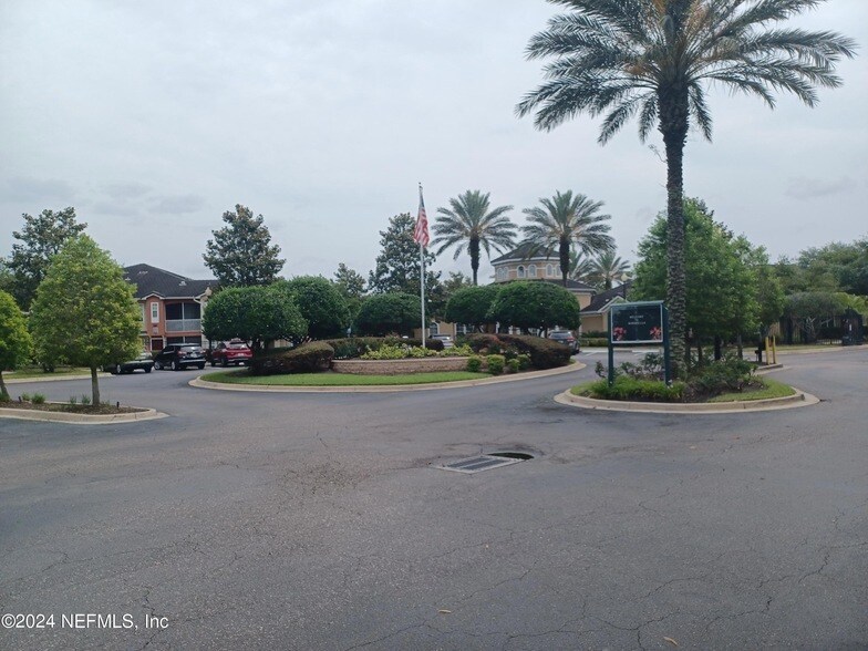 10075 Gate Pkwy N, Unit 2406 in Jacksonville, FL - Building Photo