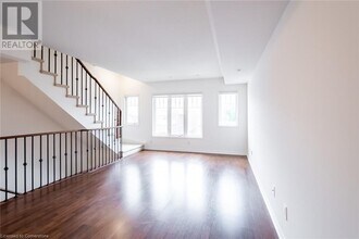 2350 Bentley Dr in Mississauga, ON - Building Photo - Building Photo