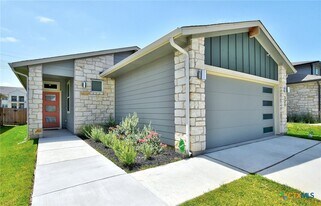 121 Fairfax Ave in San Marcos, TX - Building Photo