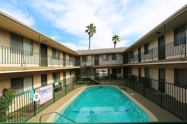 6444 Tujunga Ave in North Hollywood, CA - Foto de edificio - Building Photo