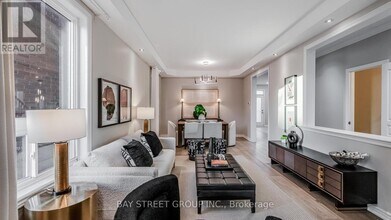 2292 Blue Oak Cir in Oakville, ON - Building Photo - Building Photo