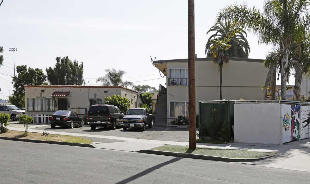 1219-1221 Center Ave in Oceanside, CA - Building Photo