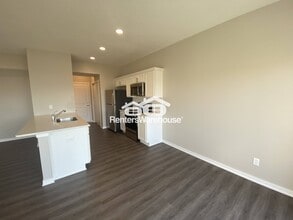 7000 Lake Hill Dr in Des Moines, IA - Building Photo - Building Photo