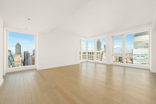 138 E 50th St in New York, NY - Building Photo - Building Photo