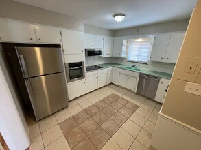 2844 Chamberlain Rd, Unit A in Fairlawn, OH - Foto de edificio - Building Photo