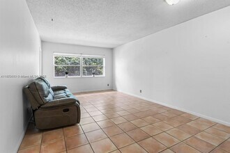 5011 W Oakland Park Blvd in Lauderdale Lakes, FL - Building Photo - Building Photo