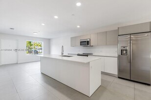 2505 NE 193rd St in Aventura, FL - Building Photo