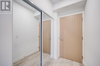 395 Square One Dr in Mississauga, ON - Building Photo - Building Photo