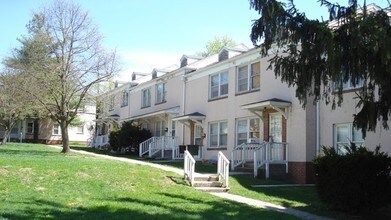 Pershing Courts Apartments in Warrensburg, MO - Building Photo - Building Photo