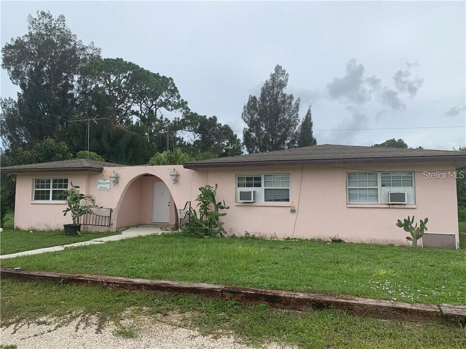 304 Ortiz Blvd in North Port, FL - Building Photo