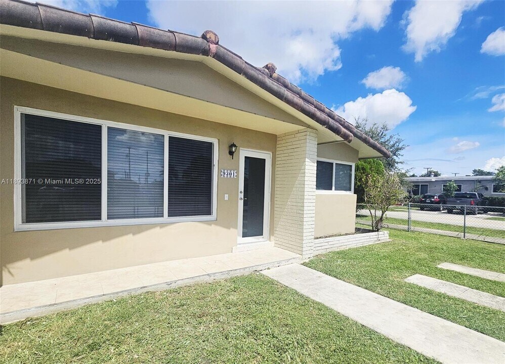 9301 SW 37th St in Miami, FL - Building Photo