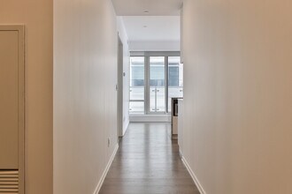 1 Bloor St E in Toronto, ON - Building Photo - Building Photo