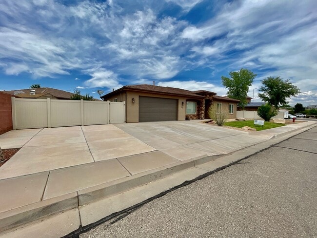 83 N Lee Ln in Saint George, UT - Building Photo - Building Photo