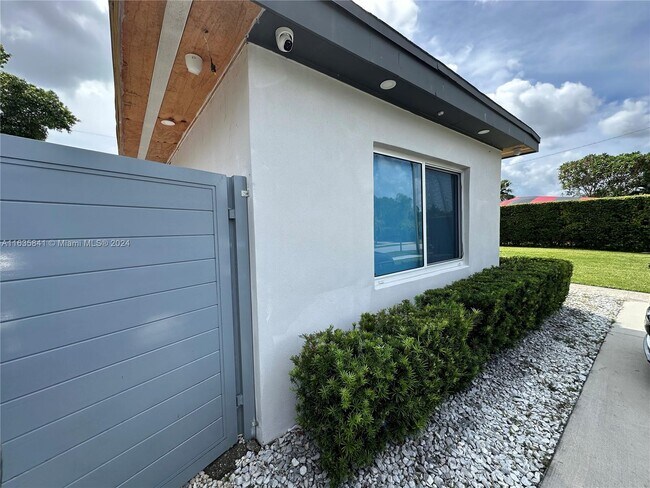 20625 Jacaranda Rd-Unit -1 in Cutler Bay, FL - Building Photo - Building Photo
