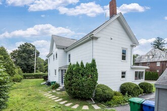 92 Clinton Pl in Newton, MA - Building Photo - Building Photo