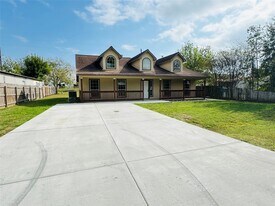 17202 E Shawnee in Baytown, TX - Building Photo