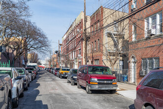 34-31 9th St in Astoria, NY - Building Photo - Building Photo