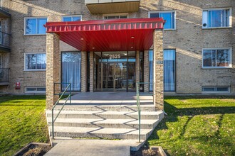 A' Louer Village Apartments in Montréal, QC - Building Photo - Building Photo