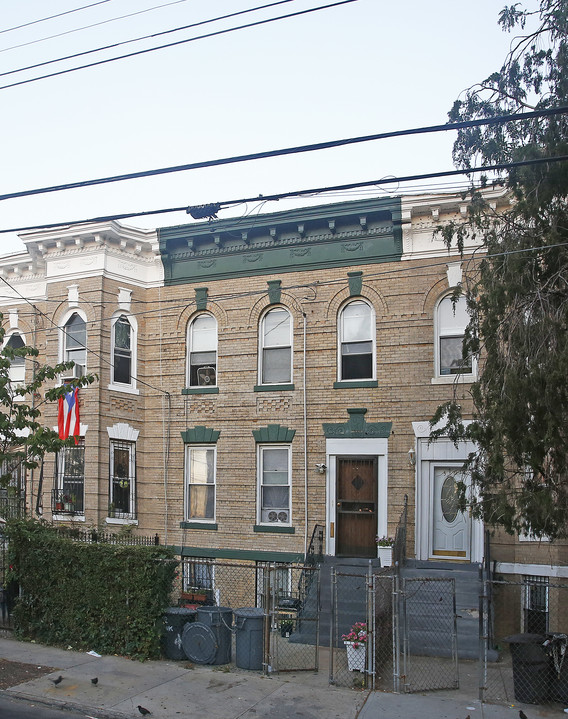 372 Montauk Ave in Brooklyn, NY - Building Photo