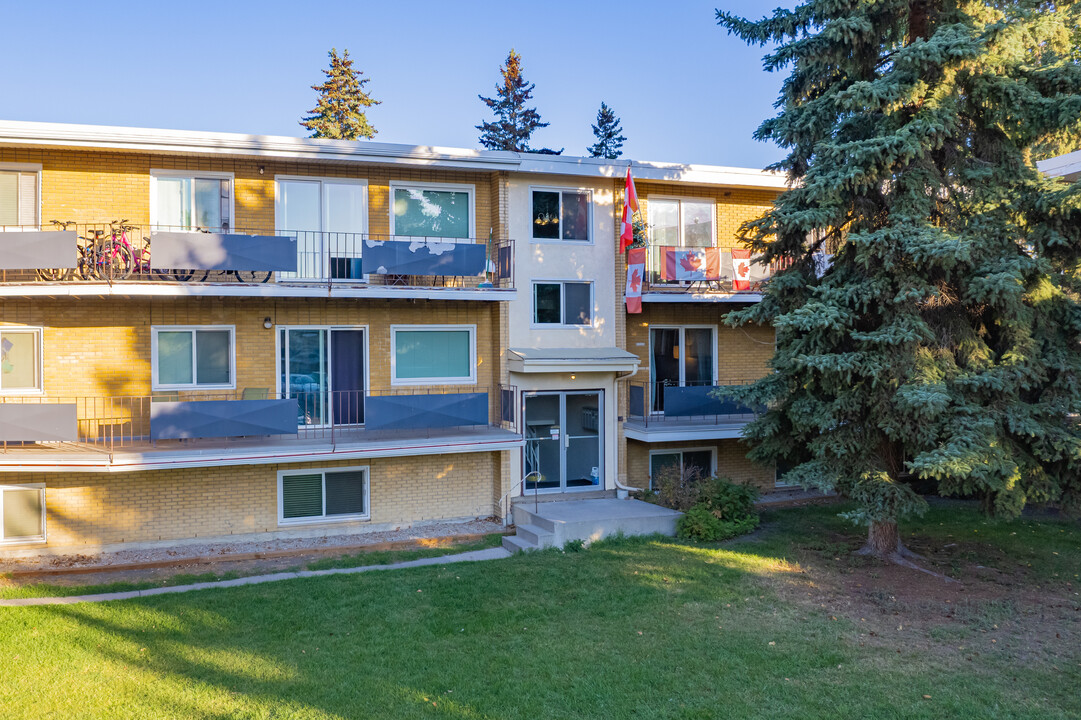 3103 Blakiston Dr NW in Calgary, AB - Building Photo