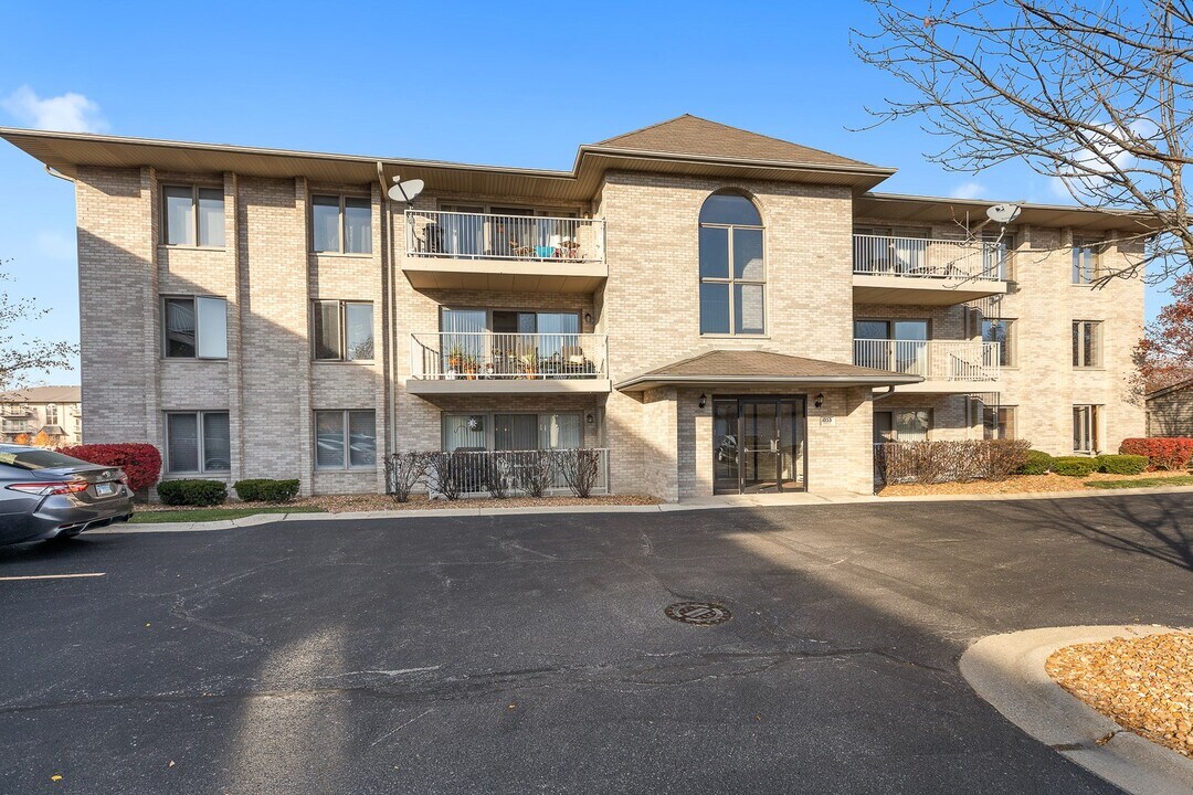 1053 Ashley Ct N in Lockport, IL - Building Photo