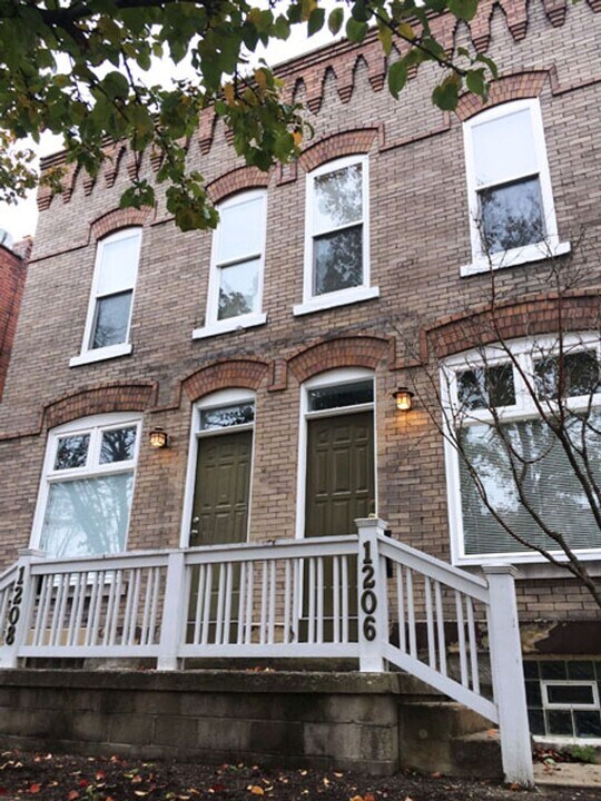 1206-1208-1208 Indianola Ave in Columbus, OH - Foto de edificio