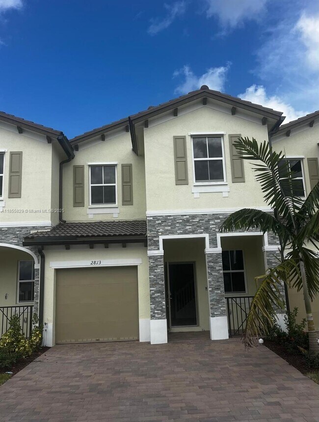 2813 SE 25th Ave in Homestead, FL - Foto de edificio - Building Photo